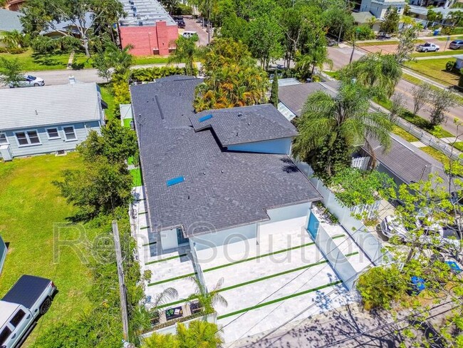 Building Photo - 110 28th Ave N