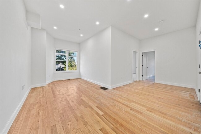 Building Photo - 417 Commercial St