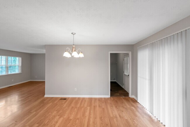 Foto del edificio - Charming 3 Bedroom / 2 Bath with Finished Basement!