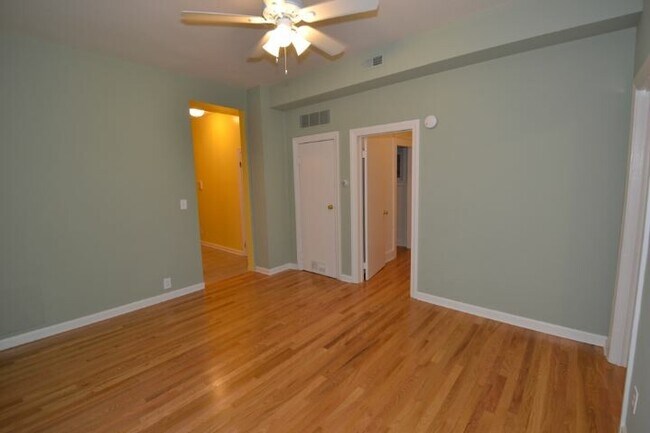 Building Photo - 2763 N Kenmore Ave
