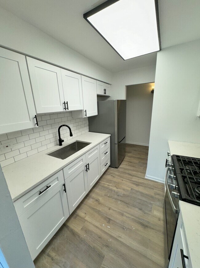 Building Photo - 4410 W 111th St