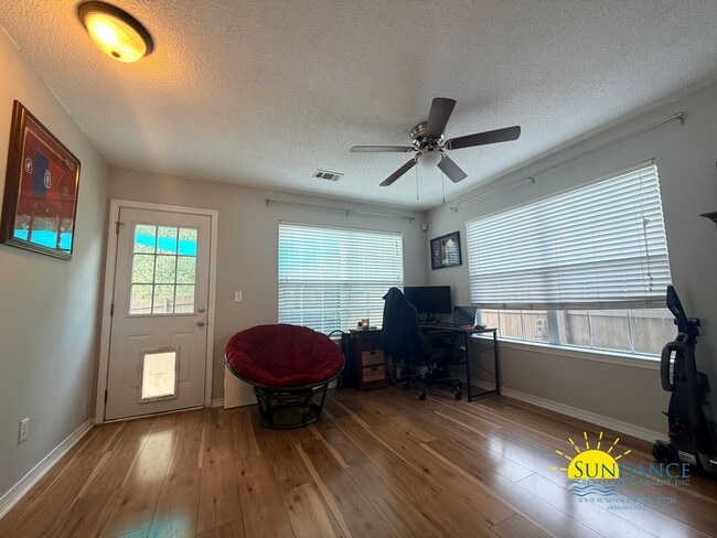 Building Photo - Stunning 3 Bedroom Home in Crestview!