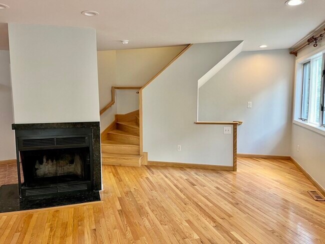 Foto del edificio - 120 Olive Ave Ext