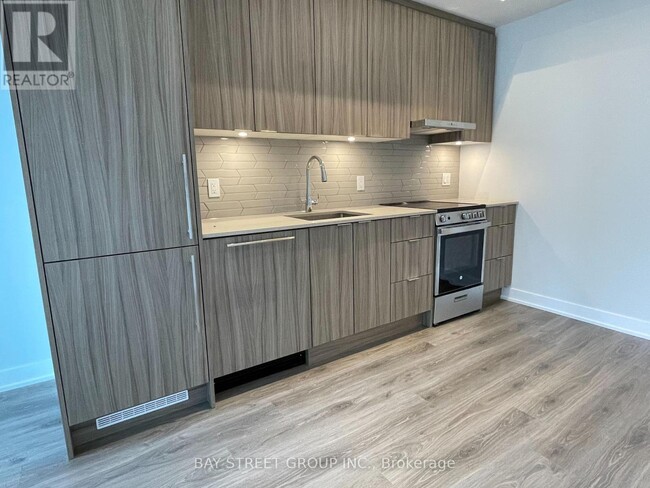 Building Photo - 430-430 Square One Dr
