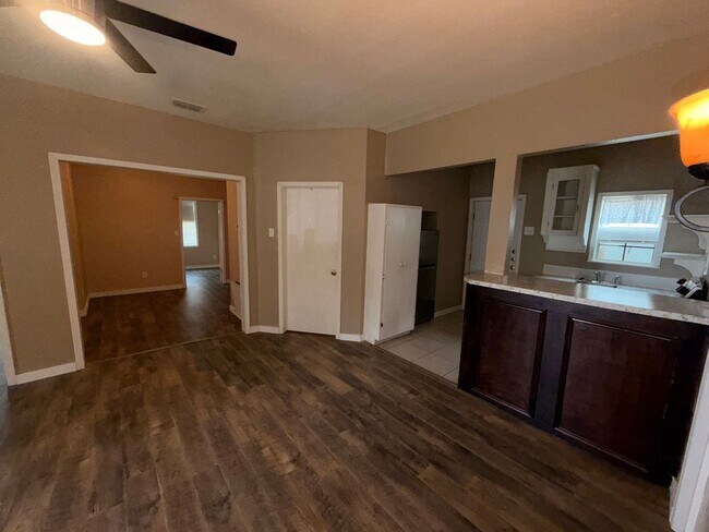 Foto del edificio - Charming 3-bedroom, 1-bath home is conveniently located with quick access to grocery stores, rest...