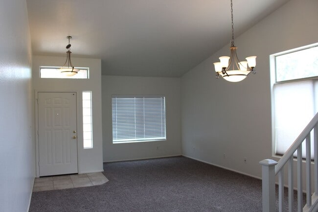 Building Photo - 3 bedroom with loft in Cheatham farms