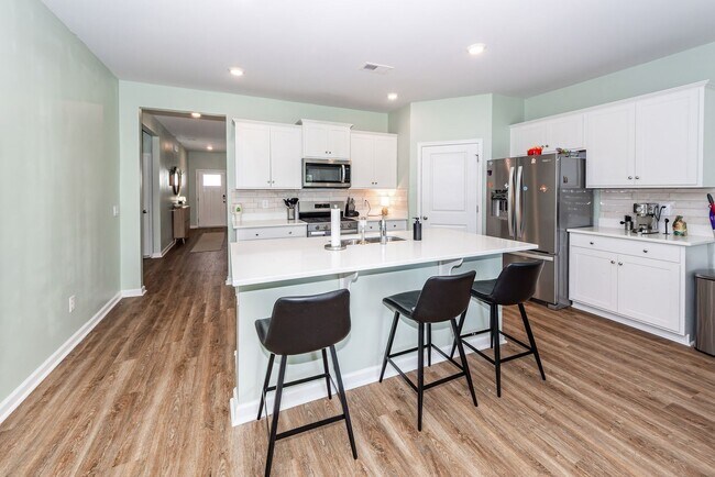 Building Photo - 323 Willow Run Dr