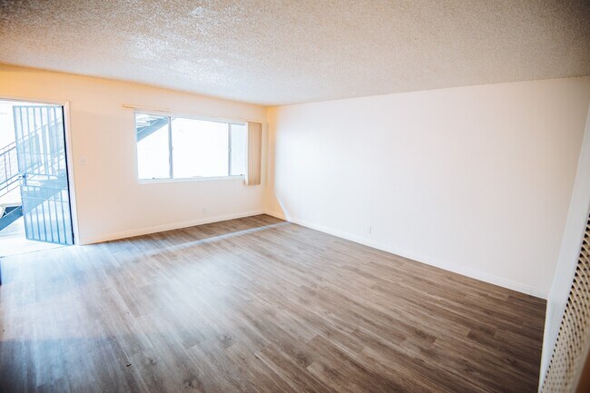 Building Photo - 918 Daisy Ave