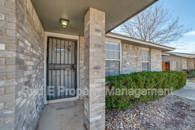 Building Photo - 5602 Ivanhoe St