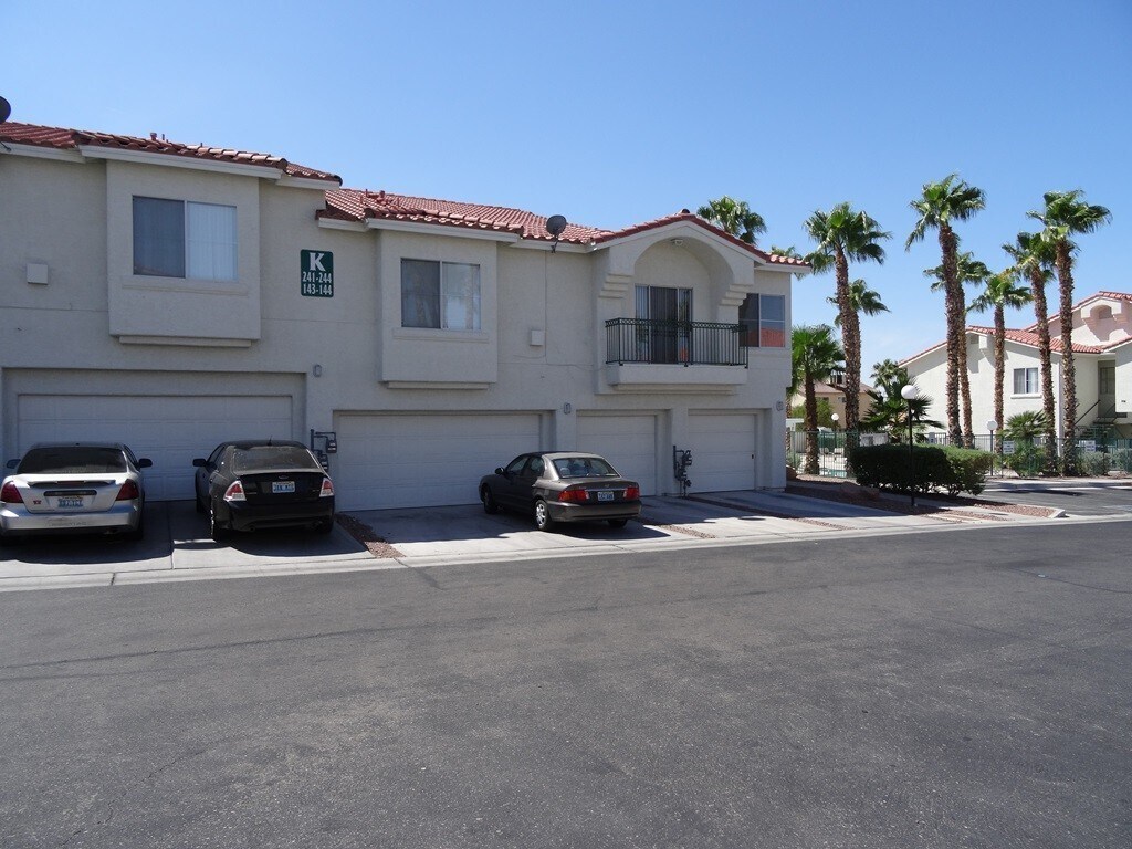 Primary Photo - 2 Bdrm With 1 Car Garage