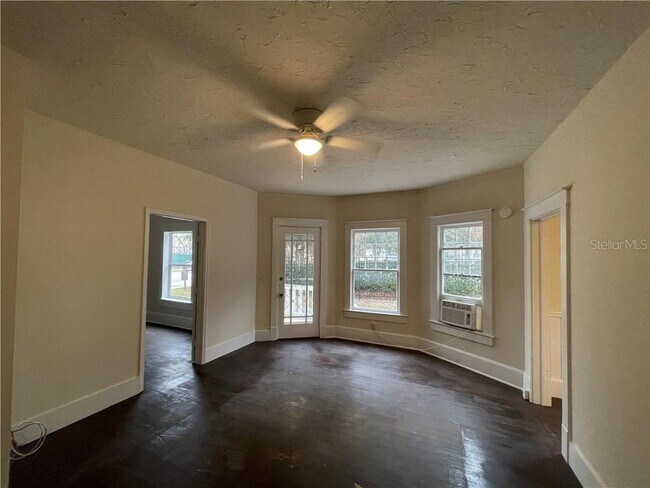 Building Photo - 138 W Howry Ave