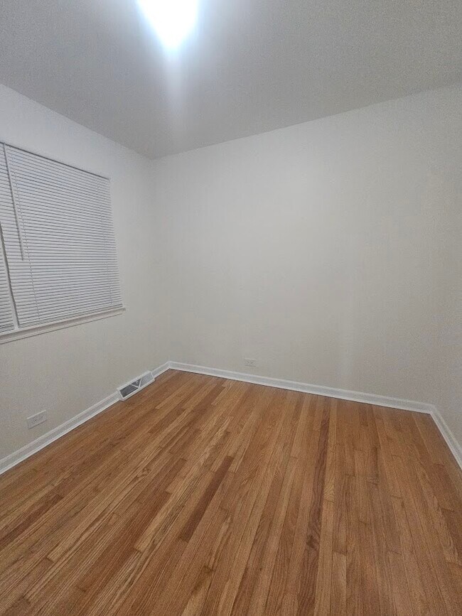 3 dormitorios en planta principal - 4405 N Keokuk Ave