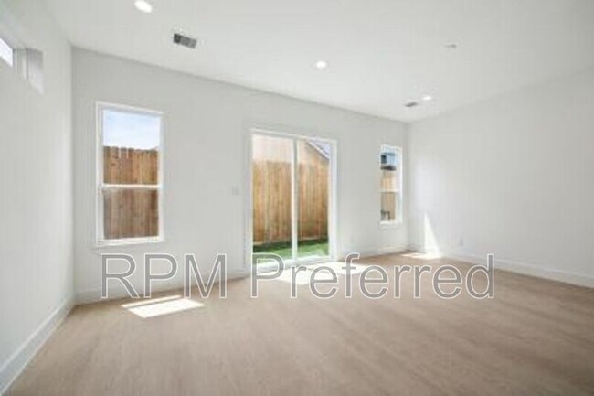 Foto del edificio - 4414 Elmwood St
