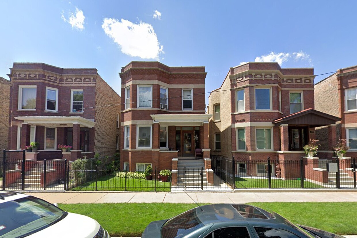 Primary Photo - 2248 N Avers Ave