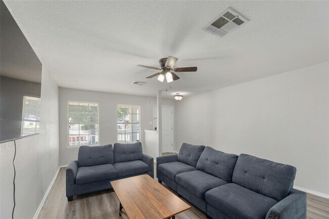 Foto del edificio - 113 Matthew Dr