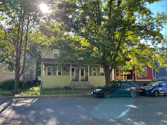 Building Photo - 116 1st St