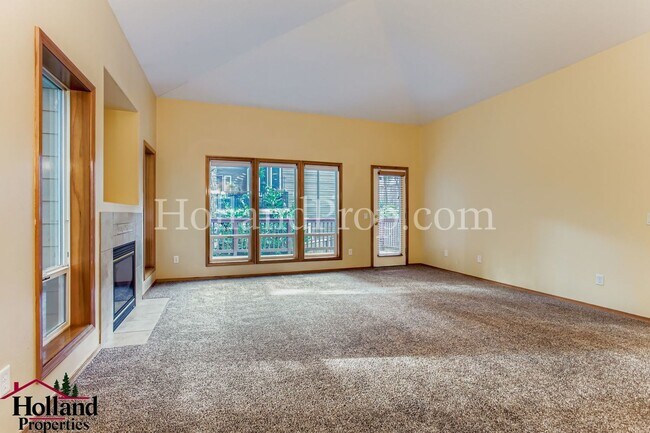 Foto del edificio - Serene 4-Bed Home with Huge Common Room & ...