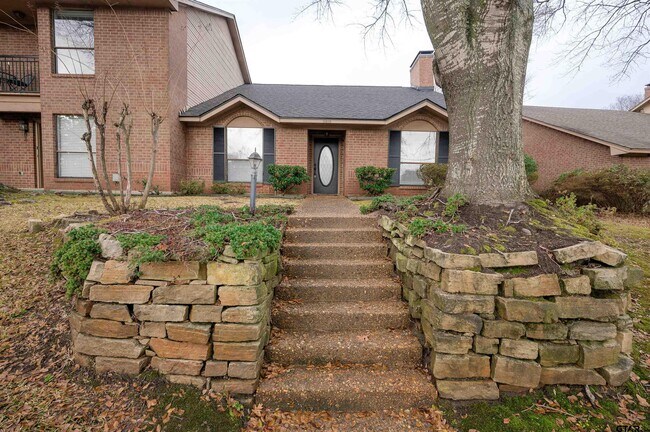 Foto del edificio - 5819 Hollytree Dr