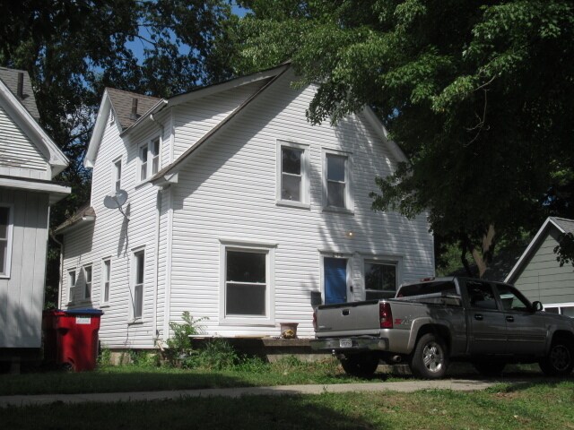 Primary Photo - 210 W Charles St