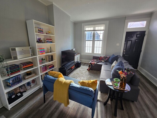 Building Photo - Beautiful, bright, modern 2 bedroom 1 bath...