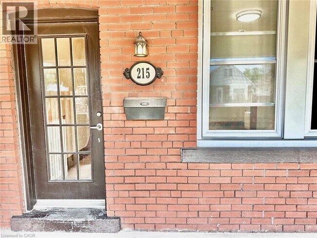 Photo du bâtiment - 215 Rosewood Rd