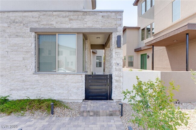 Foto del edificio - 6333 Redstone Hls Dr