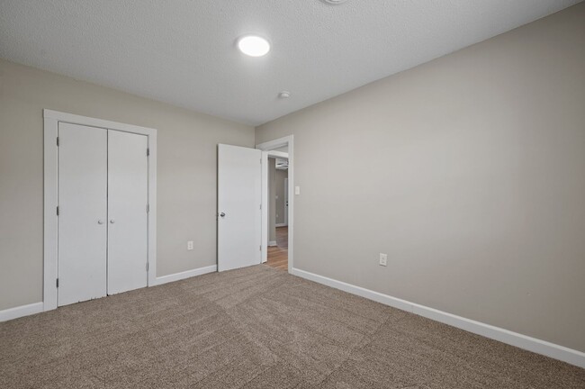 Building Photo - Riverview - Building 10 (31-34)
