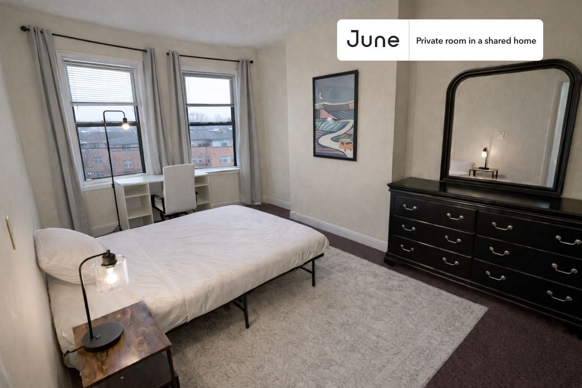 Room in Shared 3 bed/1 bath home - Room in Shared 3 bed/1 bath home