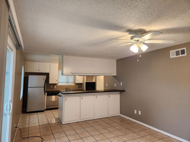 Foto del edificio - 3 Bdrm, 2 bath off Meadowview - semi remod...