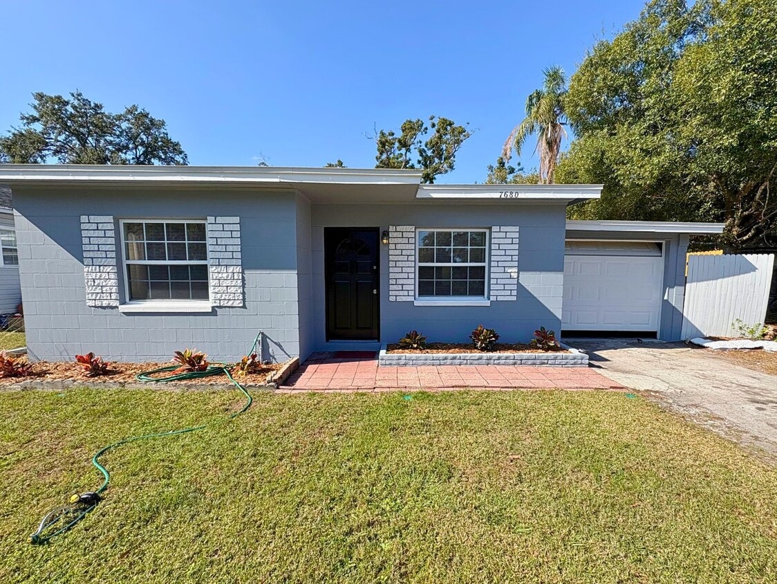 Newly Renovated 3 Bed, 2 Bath Home w/ Huge Fenced Yard - Newly Renovated 3 Bed, 2 Bath Home w/ Huge Fenced Yard