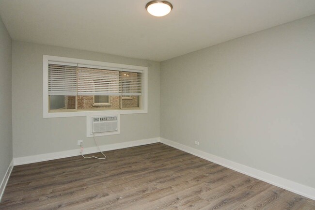 Building Photo - 533 W Surf St