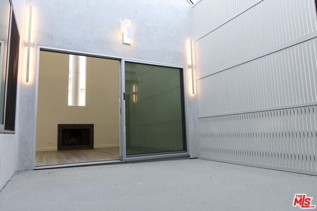 Building Photo - 21 1/2 Wavecrest Ave