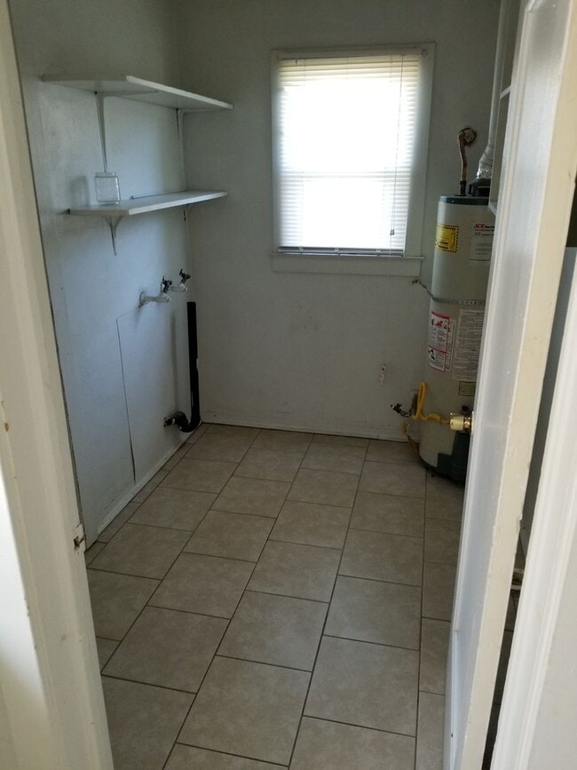 Building Photo - 2 Br 1 Ba available Now