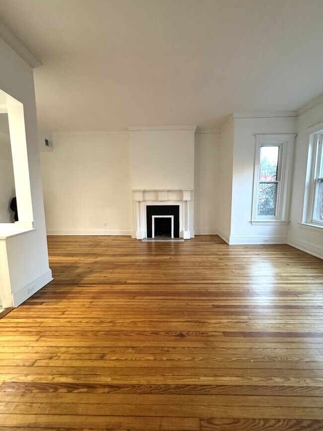Foto del edificio - Centrally Located Renovated Large 1BR/1BA in Historic Dupont Circle Row House