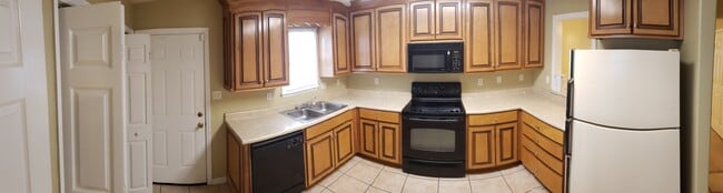 Kitchen - 2717 Pineview Dr