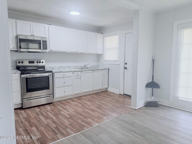 Building Photo - 10728 Old Kings Rd