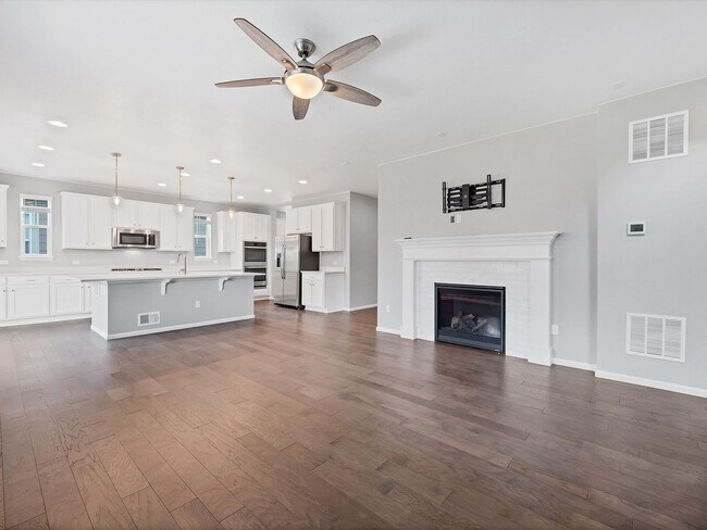 Foto del edificio - Beautiful 4 Bedroom Home with Attached Gar...