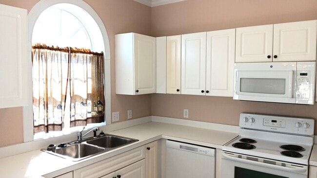 Building Photo - LOVELY 2 BEDROOM, 2 BATHROOM FURNISHED CON...