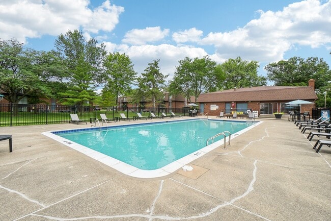 Piscina climatizada y terraza en Drawbridge Apartments en Harrison Township, MI. - Drawbridge Apartments East