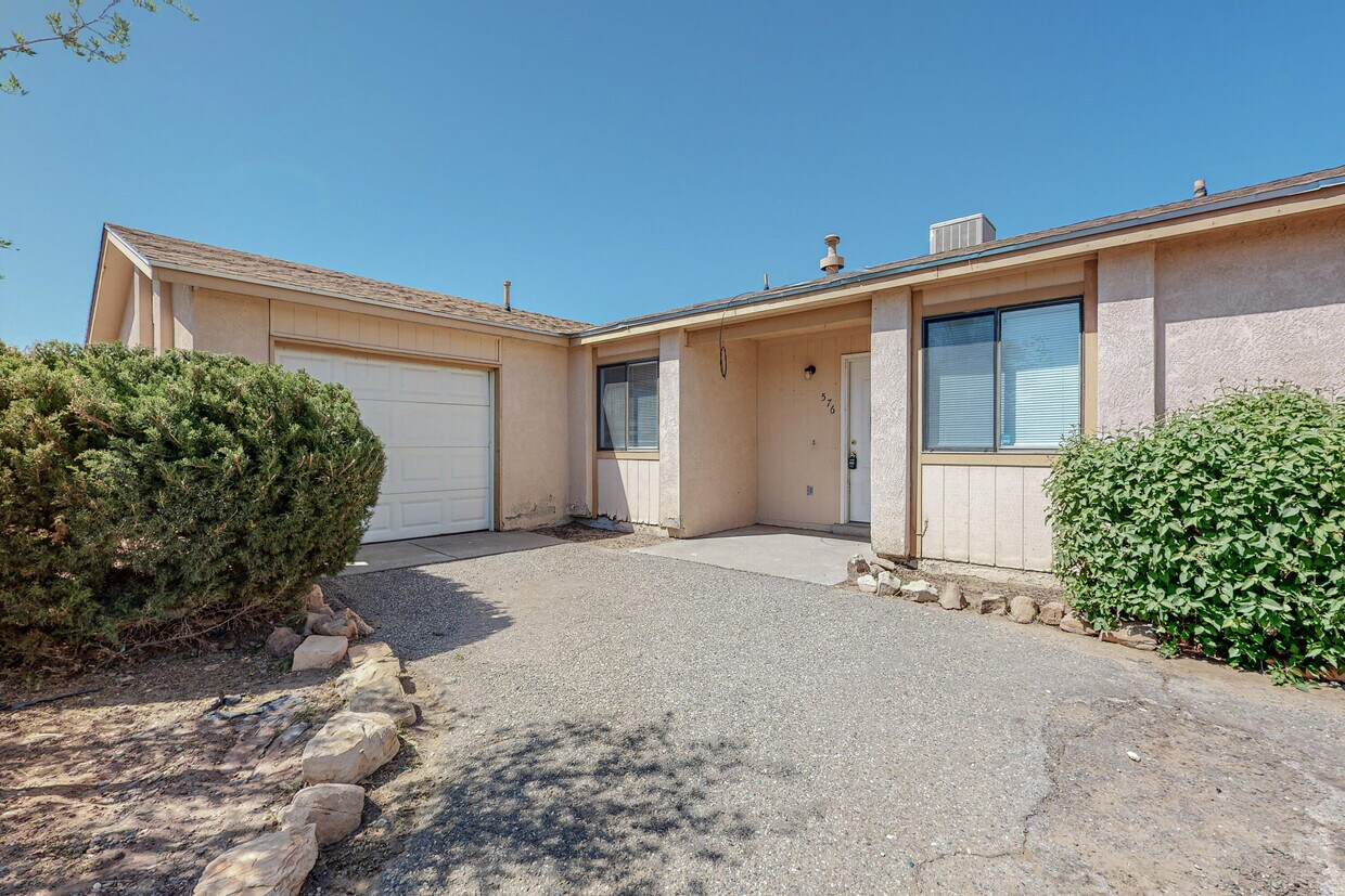 Primary Photo - 576 Bahama Dr SE