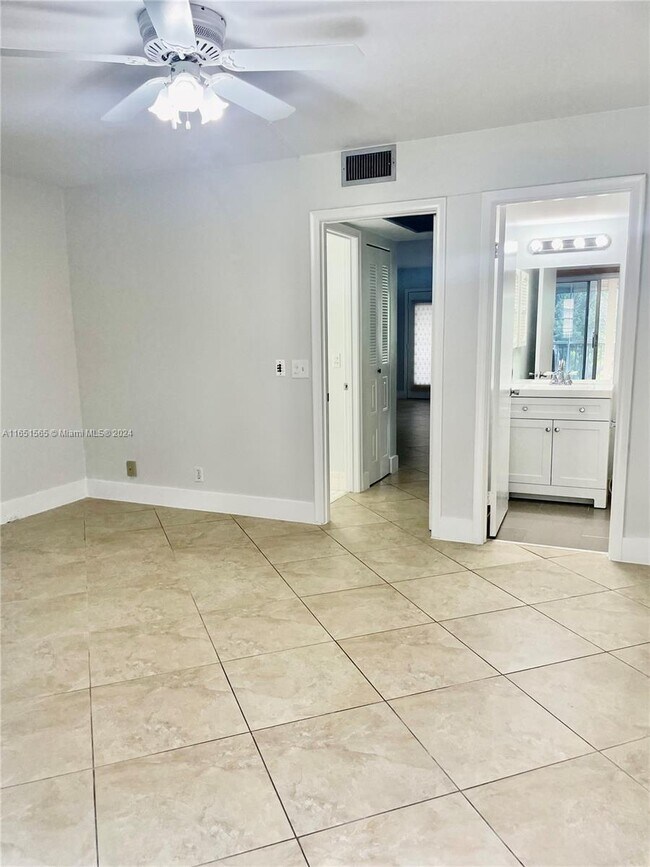 Foto del edificio - 801 SW 133rd Ter