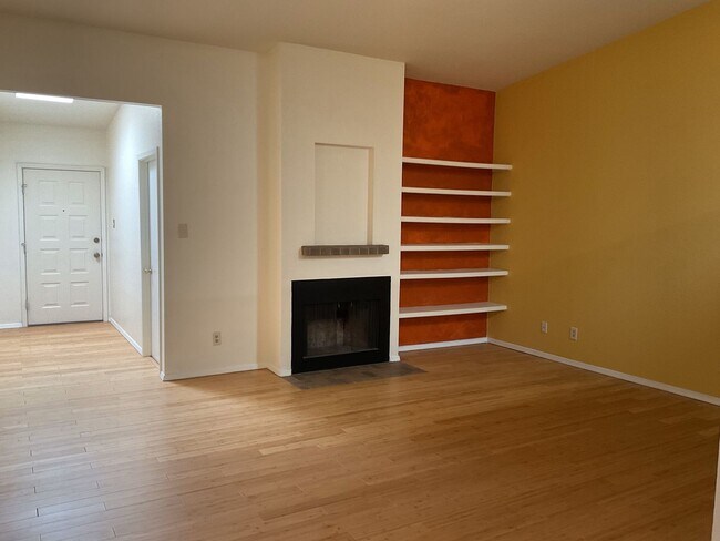 Building Photo - 2 Bedroom 2 Bathroom Townhome