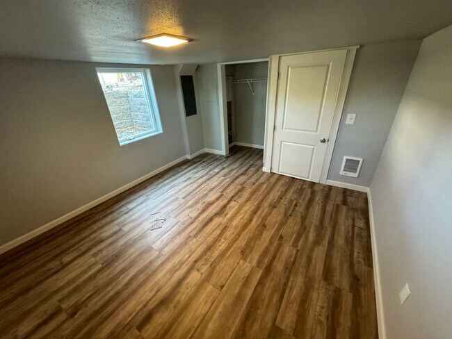 Dormitorio 2 - 201 N Nile Ave