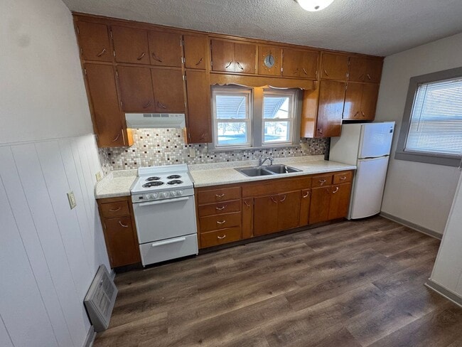 Building Photo - Main level house available for rent