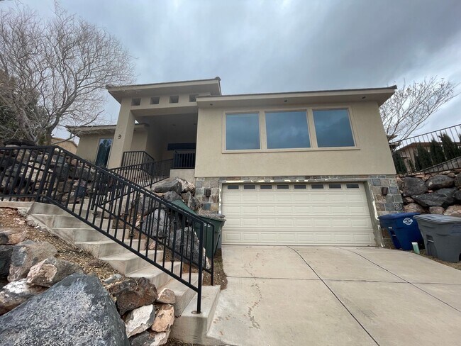 Building Photo - 3 bed 3 bath home - Located just below The...