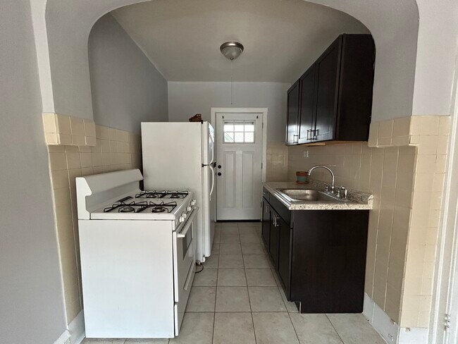 Building Photo - 4628 N Wolcott Ave
