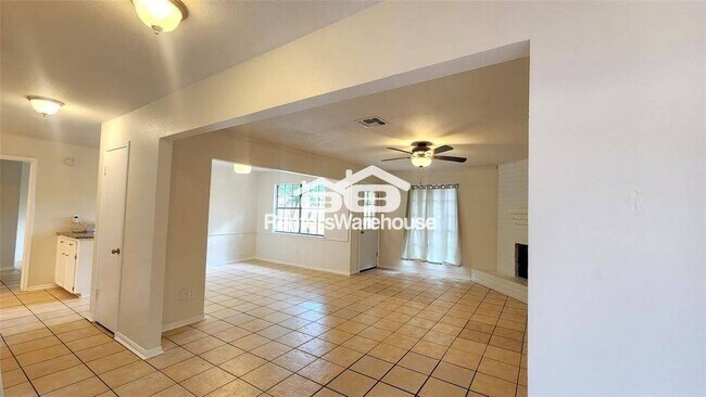 Foto del edificio - 2702 Foliage Green Dr