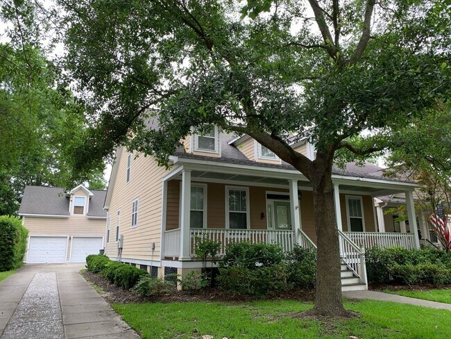 Foto del edificio - Charming two story home on a tree lined st...