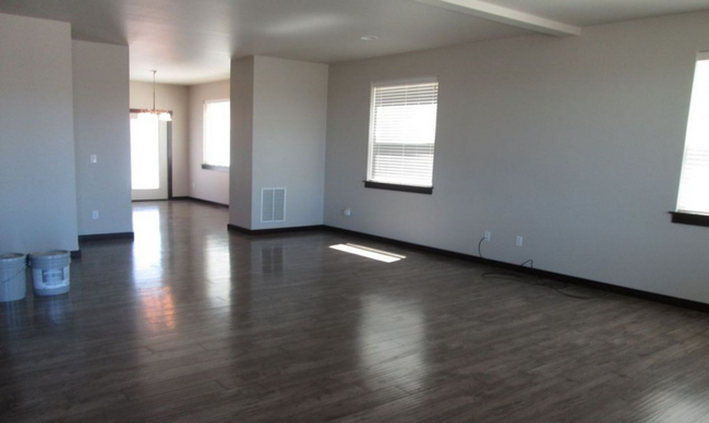 Building Photo - 3 Bedroom, 2 1/2 Bathroom Unit in Duplex f...