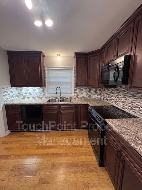 Foto del edificio - 448 E John St